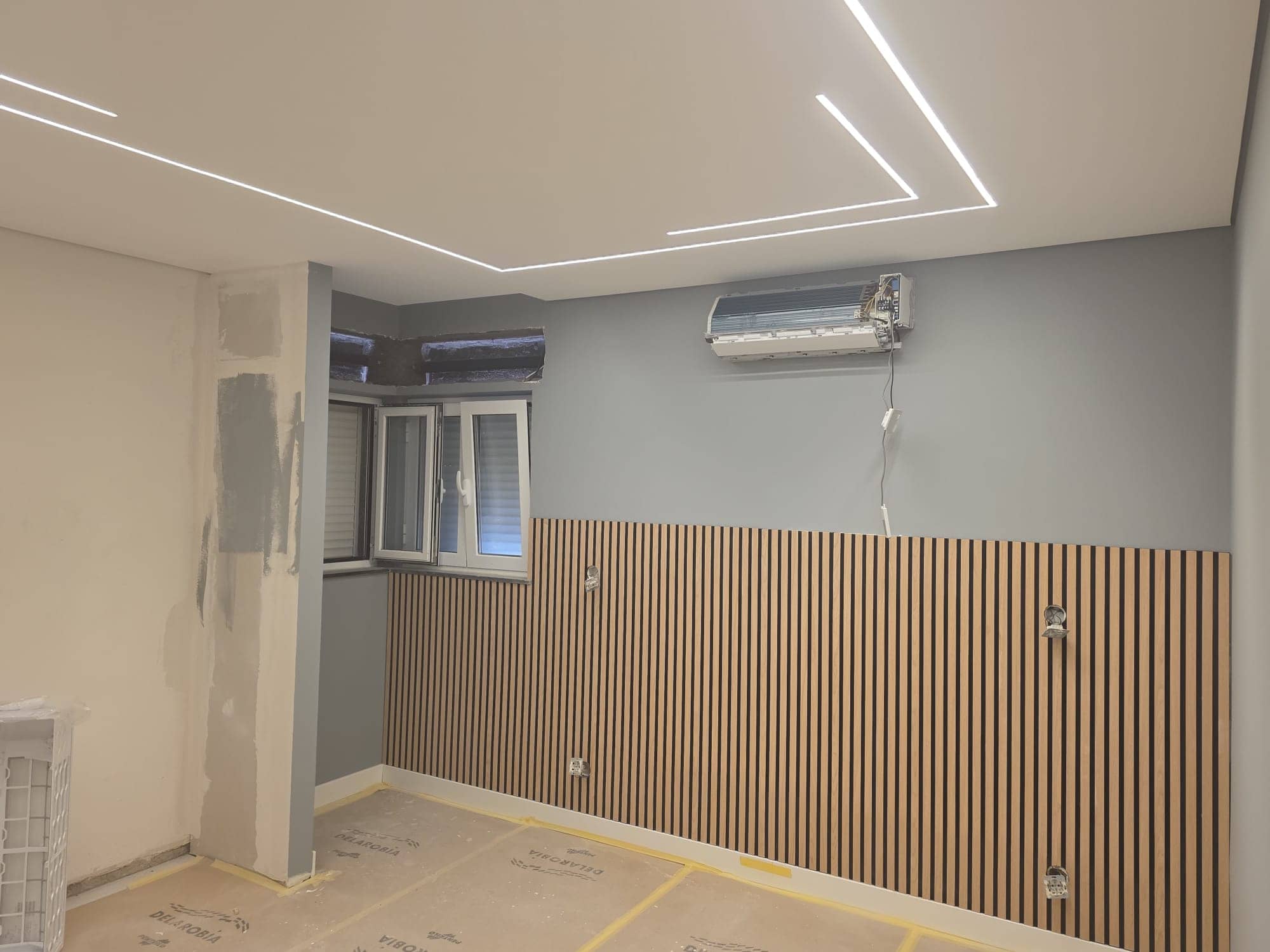 Depois: Sala antiga → ambiente premium